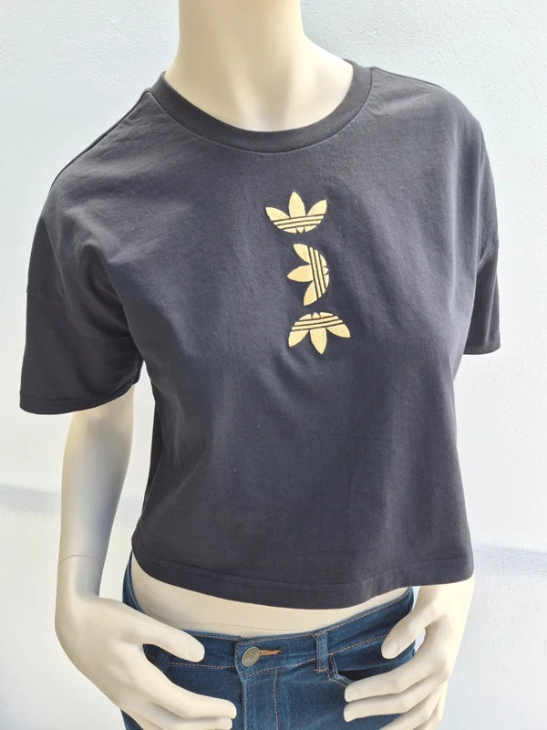 adidas Originals Damen Large Logo Crop T-Shirt in Washed BlackGold – Gr. S (UK 10)