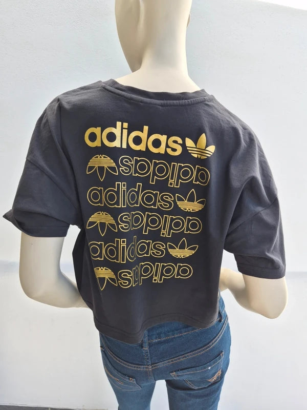 adidas Originals Damen Large Logo Crop T-Shirt in Washed BlackGold – Gr. S (UK 10)