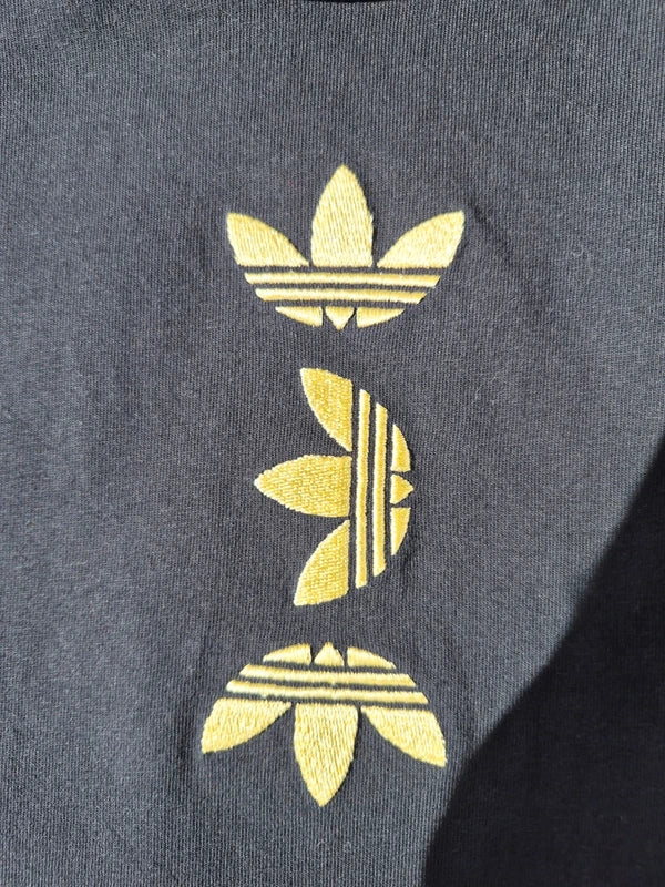 adidas Originals Damen Large Logo Crop T-Shirt in Washed BlackGold – Gr. S (UK 10)